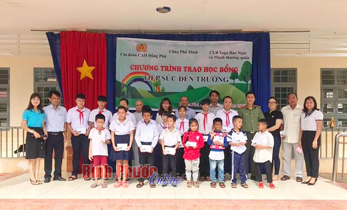 Trao học bổng cho học sinh khó khăn