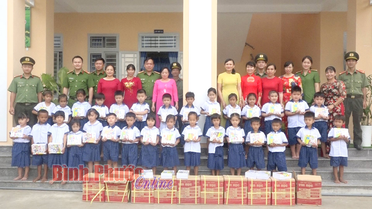 Công an huyện Chơn Thành tặng quà Trung thu cho thiếu nhi DTTS