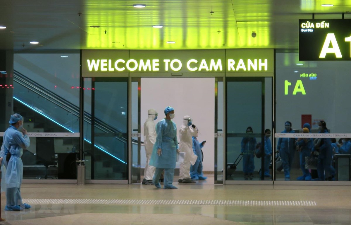 Công dân Việt Nam về nước được kiểm tra và khai báo y tế tại Cảng Hàng không Quốc tế Canh Ranh, Khánh Hòa. (Ảnh: Phan Sáu/TTXVN)