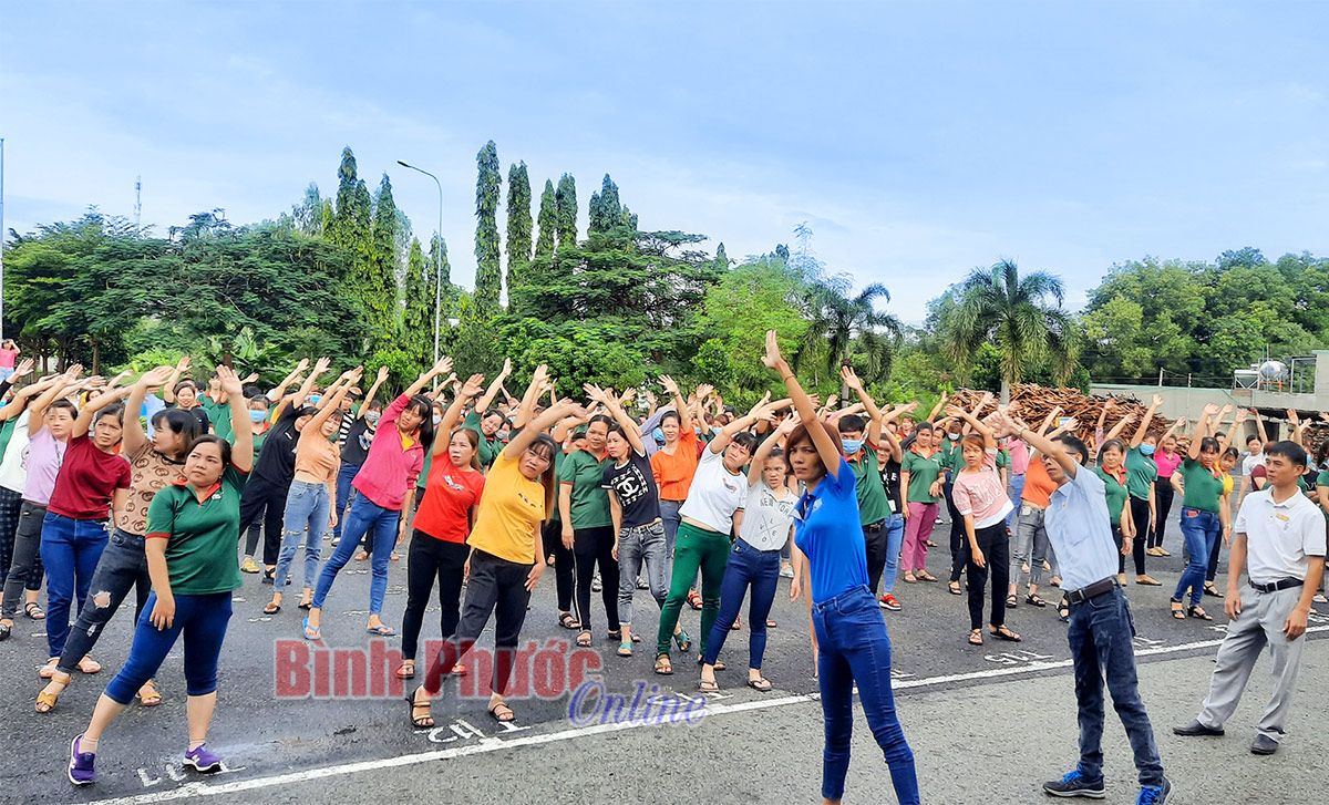 Công nhân rèn luyện sức khỏe bằng tập Zumba