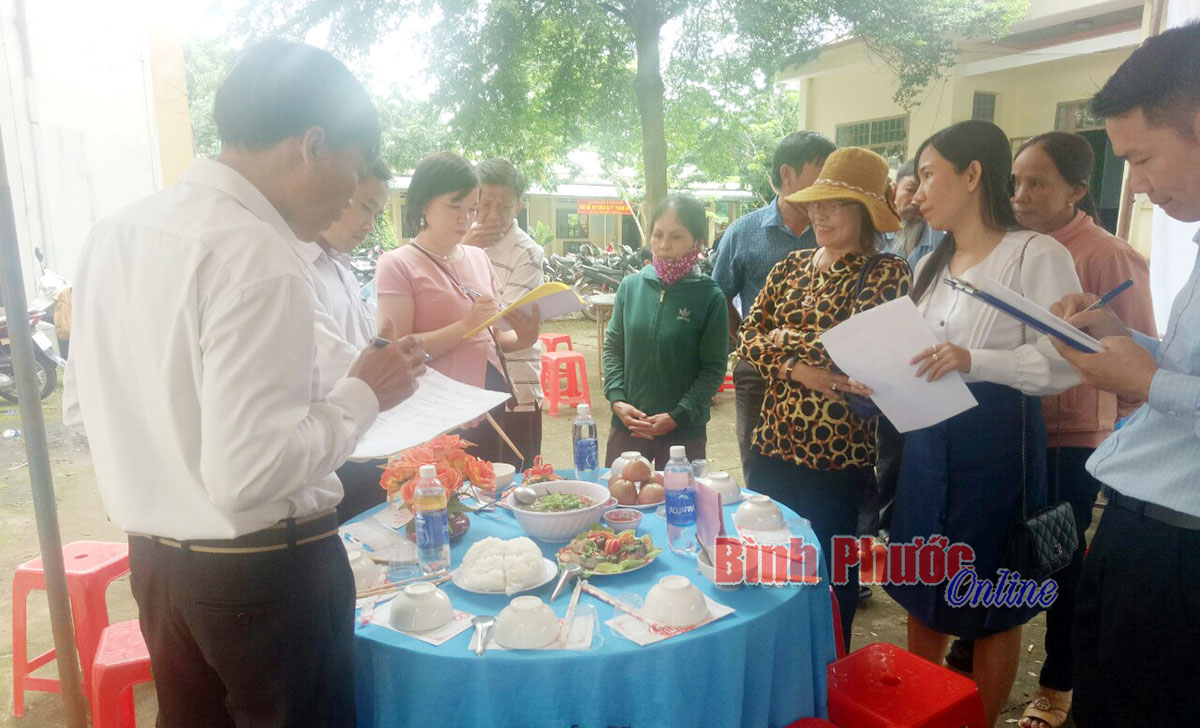 Hội chữ thập đỏ huyện Bù Đốp thi nấu ăn chào mừng kỷ niệm Ngày PNVN