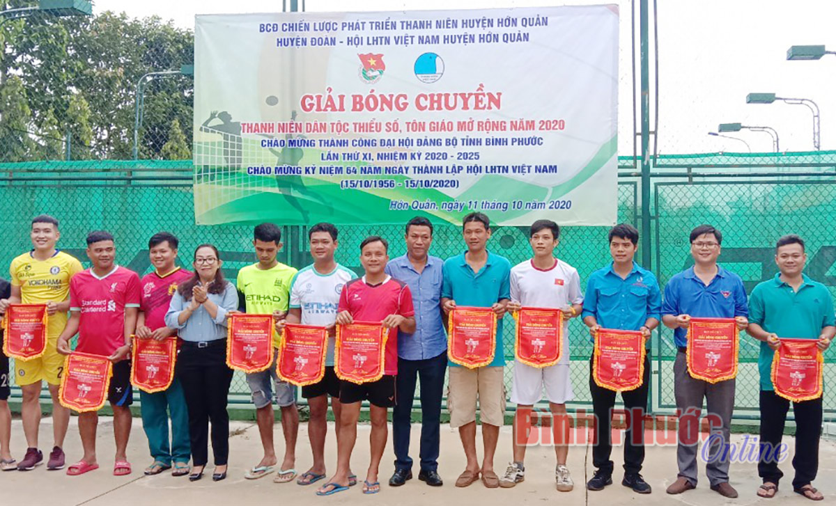 Hớn Quản: 150 VĐV tham gia Giải bóng chuyền DTTS và tôn giáo mở rộng