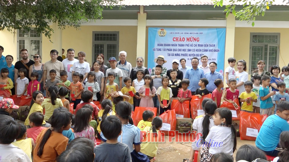 100 phần quà tặng học sinh dân tộc thiểu số ấp Phước Tiến