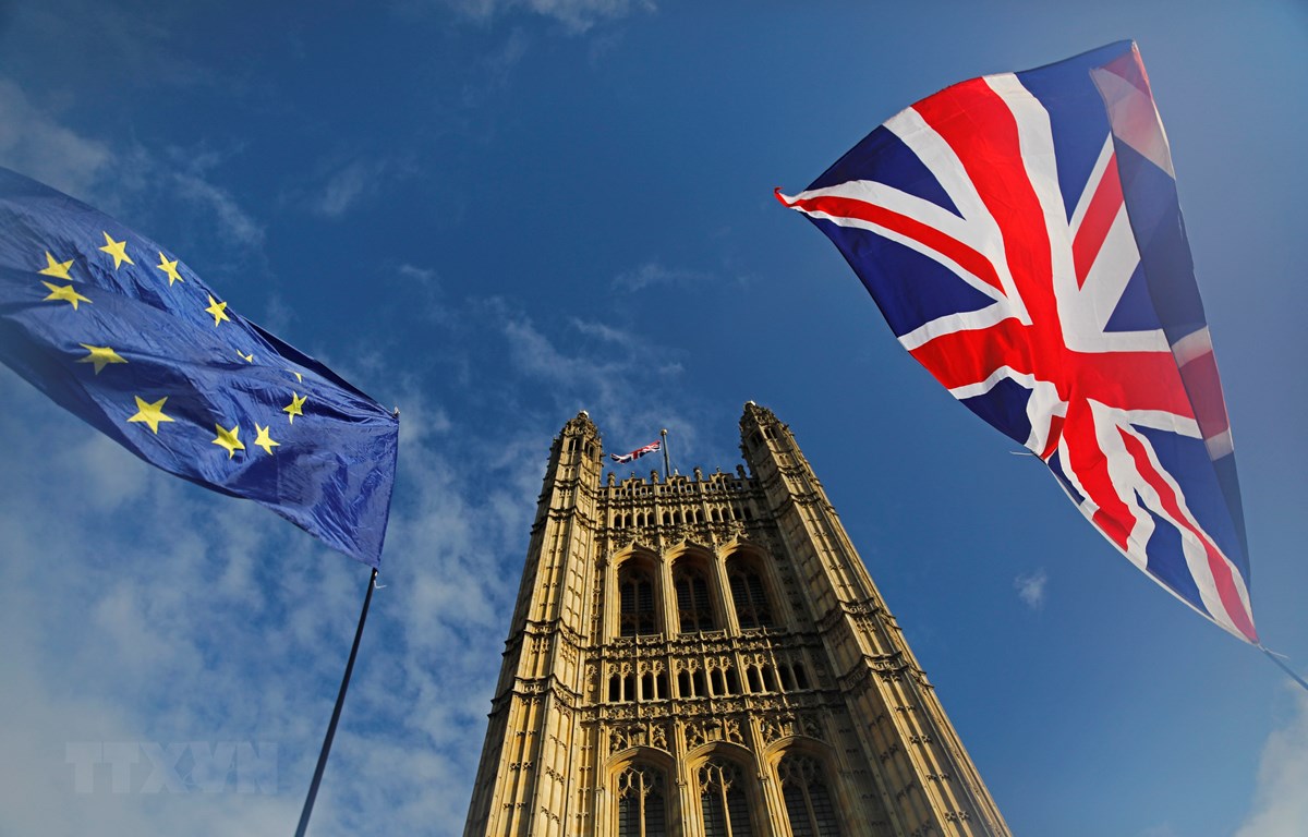 Cờ Vương quốc Anh (phải) và cờ Liên minh châu Âu (EU) tại London, Anh, ngày 17/10/2019. (Ảnh: AFP/TTXVN)