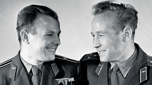 Yuri Gagarin (trái) và Alexei Leonov