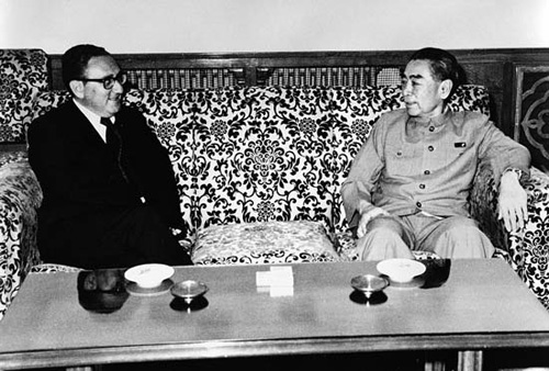 Chu Ân Lai (phải) tìm kiếm tín hiệu xanh từ Mỹ trước khi ra lệnh chiếm Hoàng Sa - Ảnh: Tư liệu
