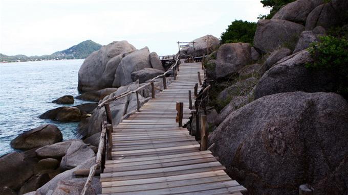 Đường đi bằng ván gỗ trên đảo Nang Yuan