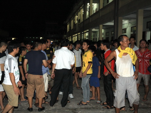 Khán giả vẫn bu quanh sân Thanh Hóa dù trận đấu đã kết thúc