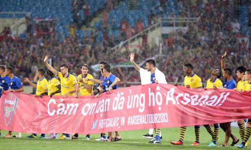 Cầu thủ Arsenal vẫy chào CĐV Việt Nam ở cuối trận