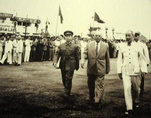 Chủ tịch Hồ Chí Minh và Đại tướng, Tổng tư lệnh Võ Nguyên Giáp tiếp ông Kliment Voroshilov, Chủ tịch Đoàn Chủ tịch Xô viết Tối cao Liên Xô ngày 20-5-1957.
