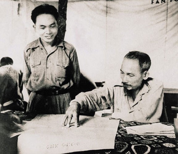 Chủ tịch Hồ Chí Minh và Tổng Tư lệnh Võ Nguyên Giáp trong chiến dịch biên giới năm 1950.