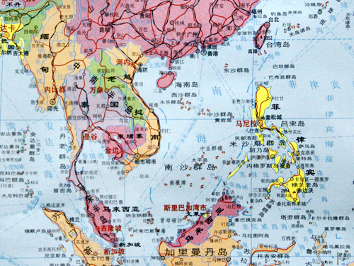 Trên bản đồ này biển Đông cũng xuất hiện "đường lưỡi bò" phi pháp thông tin sai lệch về chủ quyền Việt Nam đối với Hoàng Sa, Trường Sa