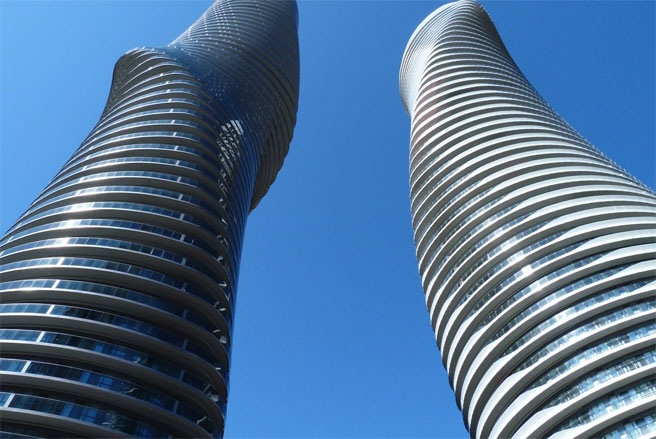 T&ograve;a th&aacute;p đ&ocirc;i Absolute World Towers của Canada được chọn l&agrave; t&ograve;a cao ốc đẹp nhất thế giới năm nay. Với những đường cong uốn lượn, t&ograve;a nh&agrave; n&agrave;y được mệnh danh l&agrave; &ldquo;Marilyn Moroe&rdquo;.