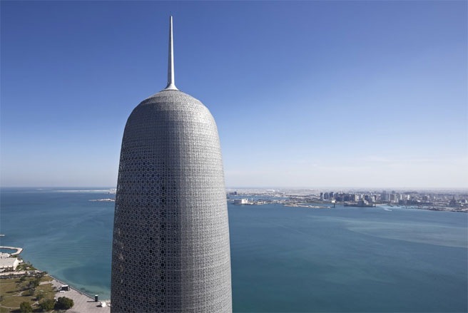Cao 46 tầng, t&ograve;a nh&agrave; Burj Qatar ở Doha, Qatar c&oacute; một cột thu l&ocirc;i lớn ở ph&iacute;a tr&ecirc;n đỉnh. Bề mặt của t&ograve;a nh&agrave; được l&agrave;m từ c&aacute;c kết cấu nhiều lớp với thiết kế mang phong c&aacute;ch Hồi gi&aacute;o cổ đại để tạo b&oacute;ng r&acirc;m. 