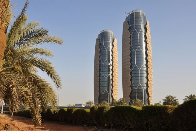 Cao ốc n&agrave;y nằm ở Abu Dhabi, mặt ngo&agrave;i được phủ c&aacute;c tấm quang điện phản ứng với &aacute;nh s&aacute;ng mặt trời. Khi mặt trời di chuyển, 2.000 tấm quang điện n&agrave;y đ&oacute;ng v&agrave; mở để giảm 50% lượng nhiệt hấp thụ v&agrave;o trong t&ograve;a nh&agrave;.
