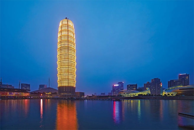 Nằm ở th&agrave;nh phố Ch&iacute;nh Ch&acirc;u, Trung Quốc, t&ograve;a nh&agrave; Zhengzhou Greenland Plaza bao gồm một khu d&agrave;nh cho văn ph&ograve;ng v&agrave; 435 ph&ograve;ng kh&aacute;ch sạn. Cao ốc n&agrave;y c&oacute; một tấm gương lớn tr&ecirc;n đỉnh phản xạ &aacute;nh s&aacute;ng mặt trời v&agrave;o giếng trời của t&ograve;a nh&agrave;.