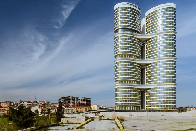 T&ograve;a nh&agrave; Dmankaya Ikon ở thủ đ&ocirc; Istanbul của Thổ Nhĩ Kỳ l&agrave; một khu chung cư kết hợp trung t&acirc;m mua sắm. Đ&acirc;y thực ra l&agrave; ba cao ốc được kết nối với nhau ở c&aacute;c tầng thứ 12, 22 v&agrave; 32.