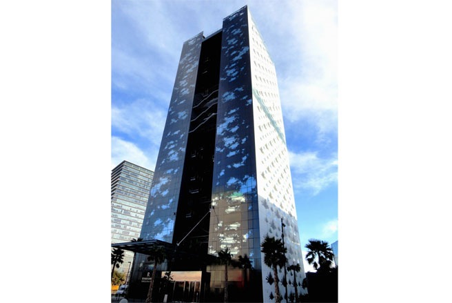 T&ograve;a nh&agrave; kh&aacute;ch sạn Renaissance Barcelona Fira Hotel ở Barcelona, T&acirc;y Ban Nha c&oacute; mặt ngo&agrave;i s&aacute;ng l&oacute;a trừ mặt ở ph&iacute;a Bắc m&agrave;u đen. B&ecirc;n trong kh&aacute;ch sạn n&agrave;y c&ograve;n c&oacute; một vườn thẳng đứng (vertical garden) với hơn 300 c&acirc;y cọ.