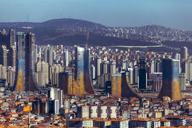 Varyap Meridian l&agrave; một cao ốc kh&aacute;c ở Istanbul, Thổ Nhĩ Kỳ lọt v&agrave;o danh s&aacute;ch n&agrave;y. T&ograve;a nh&agrave; n&agrave;y bao gồm 1.500 căn hộ chung cư, một kh&aacute;ch sạn 5 sao v&agrave; một khu văn ph&ograve;ng. Mặt ngo&agrave;i của t&ograve;a nh&agrave; c&oacute; m&agrave;u sắc chuyển từ m&agrave;u v&agrave;ng đất ở ph&iacute;a gần mặt đất sang m&agrave;u xanh da trời ở phần đỉnh.