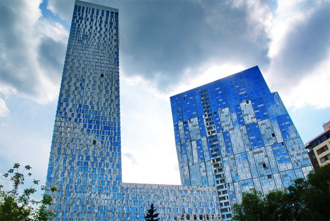 Cao 700 feet (hơn 213 m), House on Mosfilmovskaya 1 l&agrave; một trong 10 t&ograve;a nh&agrave; cao nhất ở Nga. Cao ốc n&agrave;y được kết nối với một cao ốc &ldquo;chị em&rdquo; ở ngay b&ecirc;n cạnh.