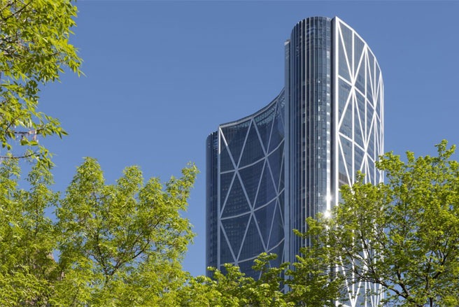 Đ&acirc;y l&agrave; t&ograve;a cao ốc c&oacute; độ cao 770 feet (235 m) nh&igrave;n ra d&ograve;ng s&ocirc;ng Bow thơ mộng ở Canada. The Bow cũng ch&iacute;nh l&agrave; t&ograve;a nh&agrave; cao thứ ba ở nước n&agrave;y. T&ograve;a nh&agrave; c&oacute; độ s&aacute;ng cao hơn 30% so với c&aacute;c t&ograve;a nh&agrave; kh&aacute;c c&ugrave;ng k&iacute;ch cỡ nhờ sử dụng th&ocirc;ng minh c&aacute;c cấu tr&uacute;c th&eacute;p v&agrave; k&iacute;nh.
