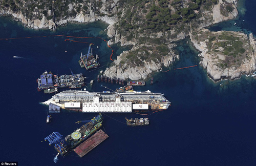 Cảnh "cứu t&agrave;u" Costa Concordia nh&igrave;n từ tr&ecirc;n cao.