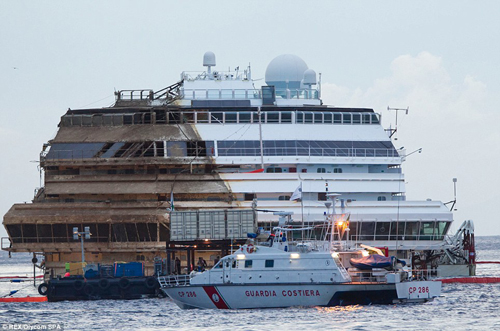 Phần t&agrave;u bị ch&igrave;m đ&atilde; rỉ s&eacute;t nặng.