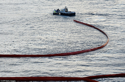 H&agrave;ng r&agrave;o phao được k&eacute;o bao quanh khu vực trục vớt để tr&aacute;nh sự cố r&ograve; rỉ h&oacute;a chất, dầu lan.