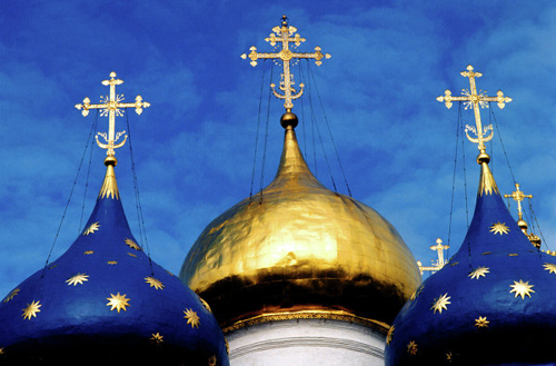 Tu viện Troitse-Sergiyeva Lavra nằm tại trung t&acirc;m thị trấn Sergiev Posad thuộc Moscow. Được x&acirc;y dựng năm 1337 v&agrave; được coi l&agrave; trung t&acirc;m quan trọng của Ch&iacute;nh Thống gi&aacute;o Nga. C&oacute; gần 300 tu sĩ đang sinh sống tại đ&acirc;y. Kể từ năm 1940, Troitse-Sergiyeva Lavra đ&atilde; trở th&agrave;nh một bảo t&agrave;ng quốc gia v&agrave; được UNESCO c&ocirc;ng nhận l&agrave; di sản thế giới.
