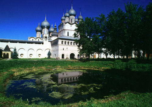Rostov Kremlin thuộc v&ugrave;ng Yaroslavl, c&aacute;ch Moscow 200km, được x&acirc;y dựng từ thế kỷ 17. Rostov Kremlin bao gồm 3 phần ch&iacute;nh, phần trung t&acirc;m được bao quanh bởi c&aacute;c bức tường cao v&agrave; th&aacute;p. Đ&acirc;y l&agrave; một trong những điểm du lịch thu h&uacute;t nhất tại v&ugrave;ng Yaroslavl.