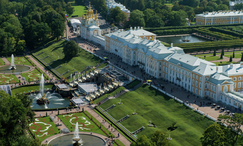 Peterhof l&agrave; quần thể bao gồm cung điện v&agrave; c&ocirc;ng vi&ecirc;n nằm b&ecirc;n ngo&agrave;i St. Petersburg được x&acirc;y dựng từ thế kỷ 18 đến 19 v&agrave; l&agrave; nơi ưa th&iacute;ch của gia đ&igrave;nh Nga Ho&agrave;ng v&agrave;o c&aacute;c kỳ nghỉ h&egrave;. Khi x&acirc;y dựng Peterhof, Nga ho&agrave;ng Peter Đại Đế đ&atilde; hy vọng đ&acirc;y l&agrave; nơi sẽ vượt qua được cả cung điện Versailles danh tiếng của Ph&aacute;p. Sau cuộc c&aacute;ch mạng năm 1917, Peterhof đ&atilde; được chuyển trở th&agrave;nh bảo t&agrave;ng v&agrave;o ng&agrave;y 19/5/1918.