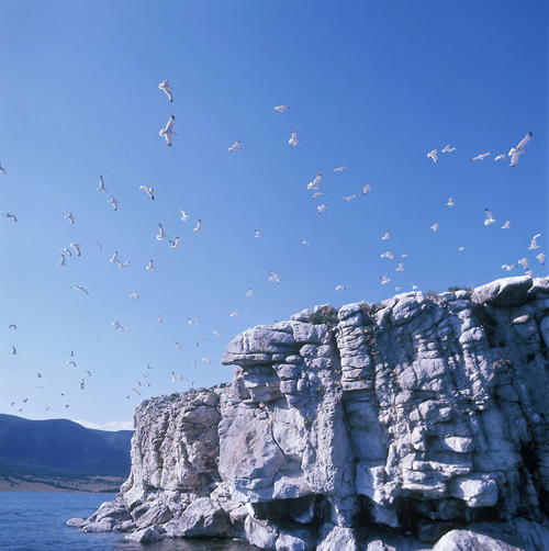 Hồ Baikal nằm tại ph&iacute;a nam Siberia l&agrave; hồ s&acirc;u nhất tr&ecirc;n Thế giới đồng thời cũng l&agrave; hồ chứa nước tự nhi&ecirc;n lớn nhất. Ri&ecirc;ng hồ Baikal đ&atilde; chiếm tới 20% lượng nước ngọt của Thế giới v&agrave; 90% nguồn cung cấp nước của Nga. Hồ Baikal d&agrave;i 636km v&agrave; rộng 80km, điểm s&acirc;u nhất của hồ l&agrave; 1.642m. Được h&igrave;nh th&agrave;nh từ 25 triệu năm trước, Baikal cũng l&agrave; một trong những hồ cổ nhất tr&ecirc;n thế giới.