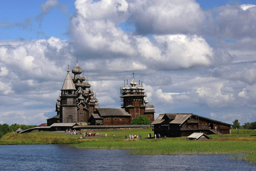 Đảo Kizhi của Nga l&agrave; một địa danh lịch sử v&agrave; văn h&oacute;a đ&atilde; được UNESCO c&ocirc;ng nhận l&agrave; di sản thế giới. Đảo nổi tiếng với địa danh Kizhi Pogost được bao quanh bởi 2 nh&agrave; thờ gỗ v&agrave; một th&aacute;p chu&ocirc;ng c&oacute; từ thế kỷ 18, 19. Nh&agrave; thờ tại Kizhi nổi tiếng bởi gỗ được đẽo gọt bằng r&igrave;u, kh&ocirc;ng hề sử dụng cưa, v&igrave; vậy cấu tr&uacute;c gỗ được giữ nguy&ecirc;n trạng tốt nhất.