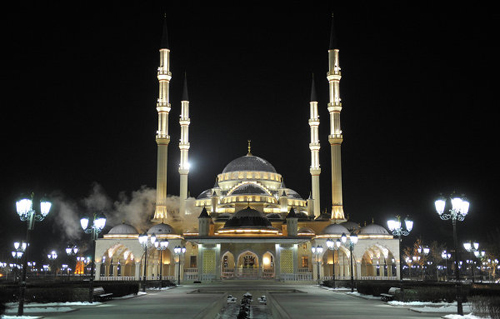 Nh&agrave; thờ Hồi gi&aacute;o Akhmad Kadyrov tại Grozny, thủ đ&ocirc; Chechnya được mở cửa từ 17/10/2008 v&agrave; được đặt t&ecirc;n theo vị Tổng thống đầu ti&ecirc;n của Chechnya, Akhmad Kadyrov. Nh&agrave; thờ tọa lạc b&ecirc;n bờ con s&ocirc;ng đẹp &ldquo;thơ mộng&rdquo; Sunzha v&agrave; được x&acirc;y dựng theo phong c&aacute;ch Ottoman. Nh&agrave; thờ n&agrave;y bao tr&ugrave;m địa điểm rộng 5.000 m&eacute;t vu&ocirc;ng v&agrave; c&oacute; sức chứa tới 10.000 người.