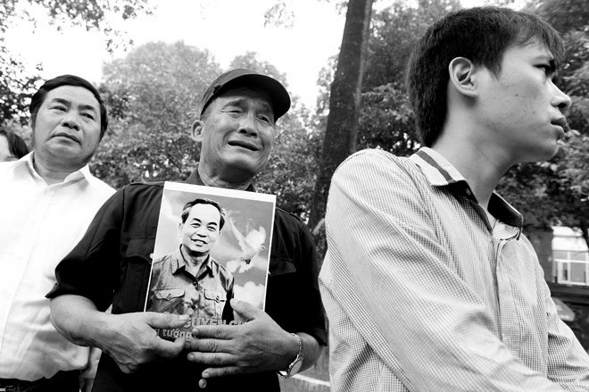 Ông Thanh, một cựu chiến binh từ Thanh Hóa lên xếp hàng vào nhà tang lễ khóc sướt mướt suốt chặng đường từ cổng