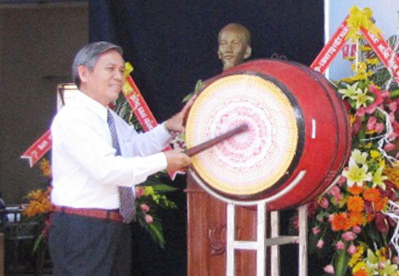 Phó bí thư thường trực Tỉnh ủy Võ Đình Tuyến đánh hồi trống khai giảng năm học mới tại trường THPT Phước Bình