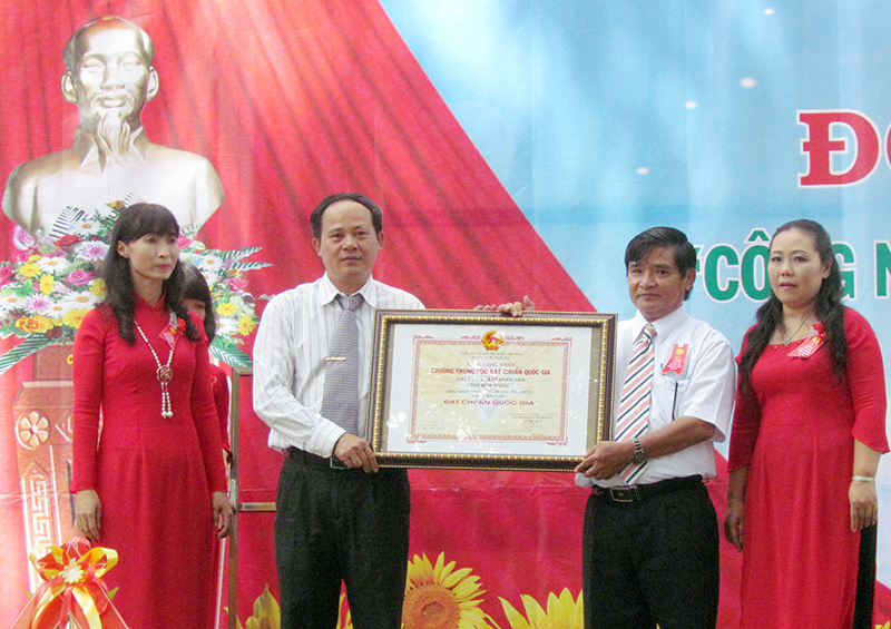 Ban giám hiệu trường THPT Bình Long đón nhận bằng công nhận chuẩn quốc gia 
