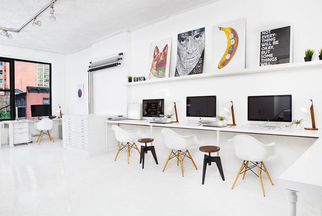 Cứ cách 7 năm, nhà thiết kế Stefan Sagmeister lại đóng cửa xưởng Sagmeister & Walsh ở New York trong thời gian 1 năm, để tất cả các nhân viên trong công ty có thời gian nghỉ ngơi cho lại sức cũng như tìm được sự sáng tạo mới. Nhờ thế mà những sản phẩm từ xưởng thiết kế của Sanmeister rất có tính sáng tạo và mới mẻ - Ảnh: The Tech.