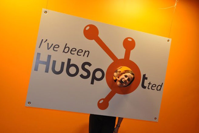 Cũng như Google, HubSpot là một công ty nổi tiếng về văn hóa doanh nghiệp. Điều thú vị nhất trong văn hóa doanh nghiệp của họ, là nhân viên HubSopt có thể được tham gia vào các nhóm, bộ phận, mảng hoạt động khác trong một thời gian để tìm hiểu về bộ phận đó. Vì vậy, các kỹ sư có thể tìm hiểu thêm về marketing và ngược lại - Ảnh: The Tech.