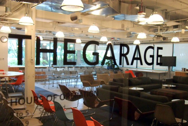 Microsoft đã biến phòng làm việc cũ của Bill Gates thành một nơi có tên gọi là "The Garage". Nơi này chất đầy những đồ chơi công nghệ tưởng tượng. Nhân viên hãng có thể tới đây để tham gia những dự án công nghệ thú vị. Thỉnh thoảng, toàn bộ các đội sẽ có một tuần "Garage" để thỏa sức sáng tạo - Ảnh: The Tech.