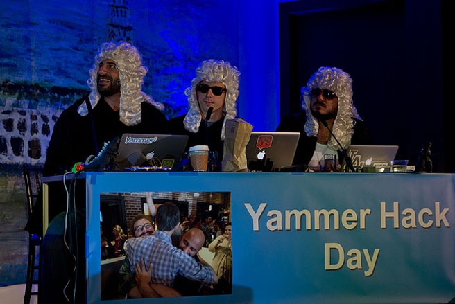 Nhiều công ty công nghệ có "hack day" (sự kiện dành cho các nhà phát triển và những lập trình viên). Đó là nơi, người tham dự cùng nhau sáng tạo những sản phẩm, tính năng mới. Thường họ làm việc cả đêm để viết phần mềm. Yammer có một ý tưởng thú vị hơn. "Hack day" của họ kéo dài 24 giờ và nhân viên được mặc những bộ trang phục kỳ quặc. Cả công ty sẽ tham dự trò thú vị này - Ảnh: The Tech.