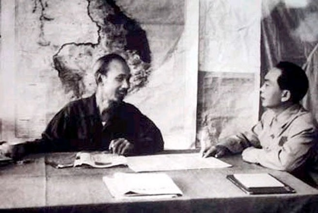 Chủ tịch Hồ Chí Minh và Đại tướng Võ Nguyên Giáp bàn kế hoạch tác chiến chiến dịch Điện Biên Phủ. Khi chia tay, Chủ tịch Hồ Chí Minh chỉ thị: 