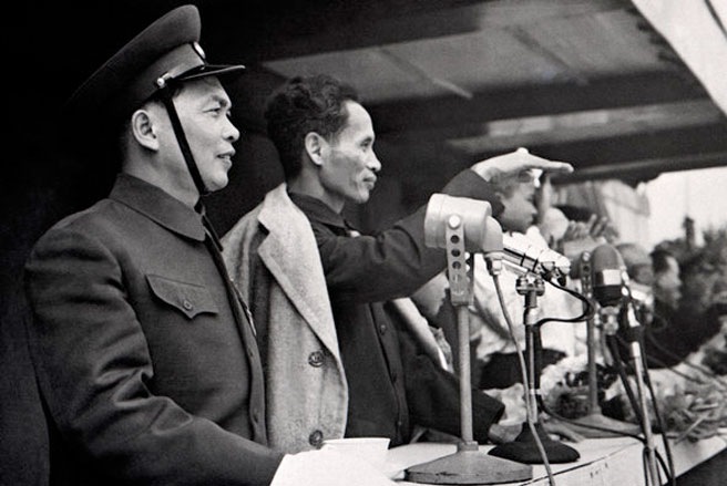 Đại tướng Võ Nguyên Giáp, Thủ tướng Phạm Văn Đồng tại một buổi lễ mừng chiến thắng tại Hà Nội, năm 1955, sau ngày kháng chiến chống Pháp thành công - Ảnh tư liệu.