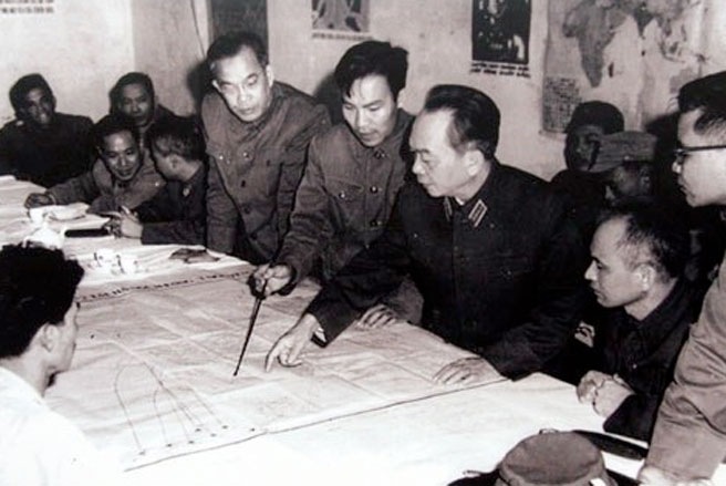 Đại tướng duyệt phương án đánh B52 của Mỹ tập kích vào Hà Nội năm 1972 tại Sở Chỉ huy Quân chủng Phòng không - Không quân - Ảnh tư liệu.
