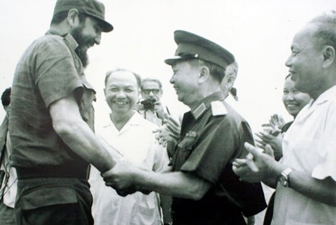 Đại tướng Võ Nguyên Giáp đón chào Chủ tịch Cuba Fidel Castro thăm Việt Nam, năm 1973 - Ảnh tư liệu.