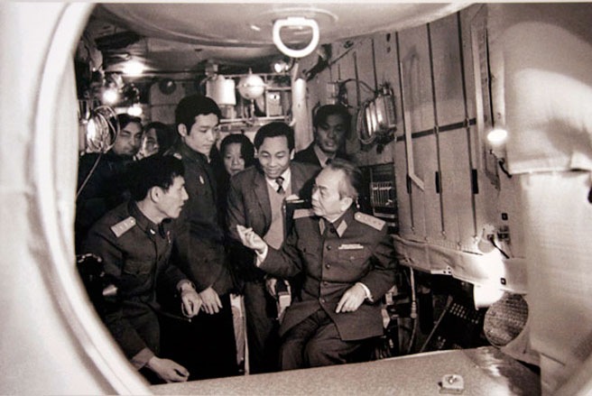 Tháng 7/1980, Đại tướng Võ Nguyên Giáp thăm trung tâm huấn luyện Gagarin, Liên Xô. Người ngồi bên cạnh Đại tướng là phi công vũ trụ, Anh hùng Lao động Phạm Tuân - Ảnh tư liệu.