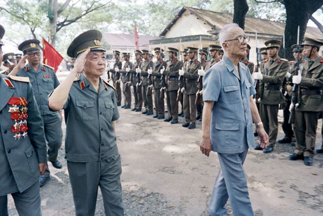 Đại tướng duyệt binh trong lễ đón các chiến sĩ Việt Nam trở về từ chiến trường Campuchia, năm 1989 - Ảnh: New York Times.