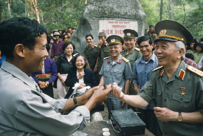 Người dân chào đón Đại tướng Võ Nguyên Giáp về thăm lại khu sở chỉ huy chiến dịch Điện Biên Phủ, năm 1994 - Ảnh: Catherine Karnow.
