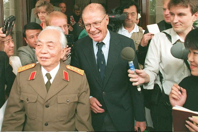 Đại tướng Võ Nguyên Giáp và cựu Bộ trưởng Bộ Quốc phòng Mỹ McNamara tại Hà Nội, năm 1995. Cuộc gặp giữa hai con người từng một thời ở hai đầu chiến tuyến - Ảnh: Hoang Dinh Nam - Getty Images.