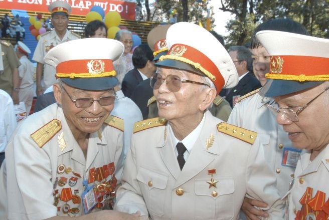 Sáng 30/4.2005, tại Tp.HCM, Đại Tướng Võ Nguyên Giáp vui mừng gặp lại các tướng lĩnh đồng đội trong lễ kỷ niệm 30 năm giải phóng Sài Gòn - Ảnh tư liệu.